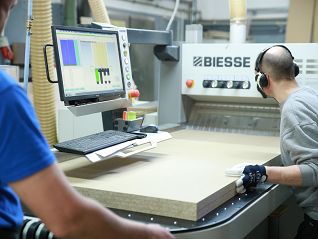 Obróbka płyty meblowej w pile panelowej