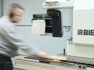 Pracownik Tossi obsługujący maszynę stolarską