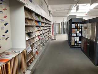Ekspozycja wzorników kolorów płyt Kronospan w Intar Kępno