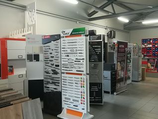 Ekspozycje akcesoriów meblowych w siedzibie firmy MARGO