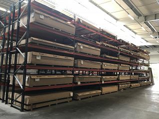 Paleta z kartonami w magazynie Marecki w Tychach