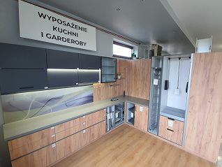 Wyposażenie kuchni i garderoby ekspozycja w Kampra Meble