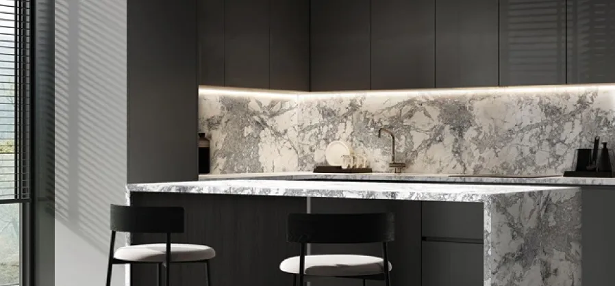 Elegancki bar z blatem Slim Line Biały Marmur Lodowy w połączeniu z płytą meblową Jesion Surfside Stalowy K526