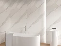 Biała łazienka z wodoodpornych płyt w dekorze Cloudstone R256