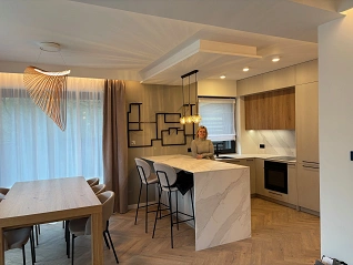 Salon z kuchnią w naturalnych barwach